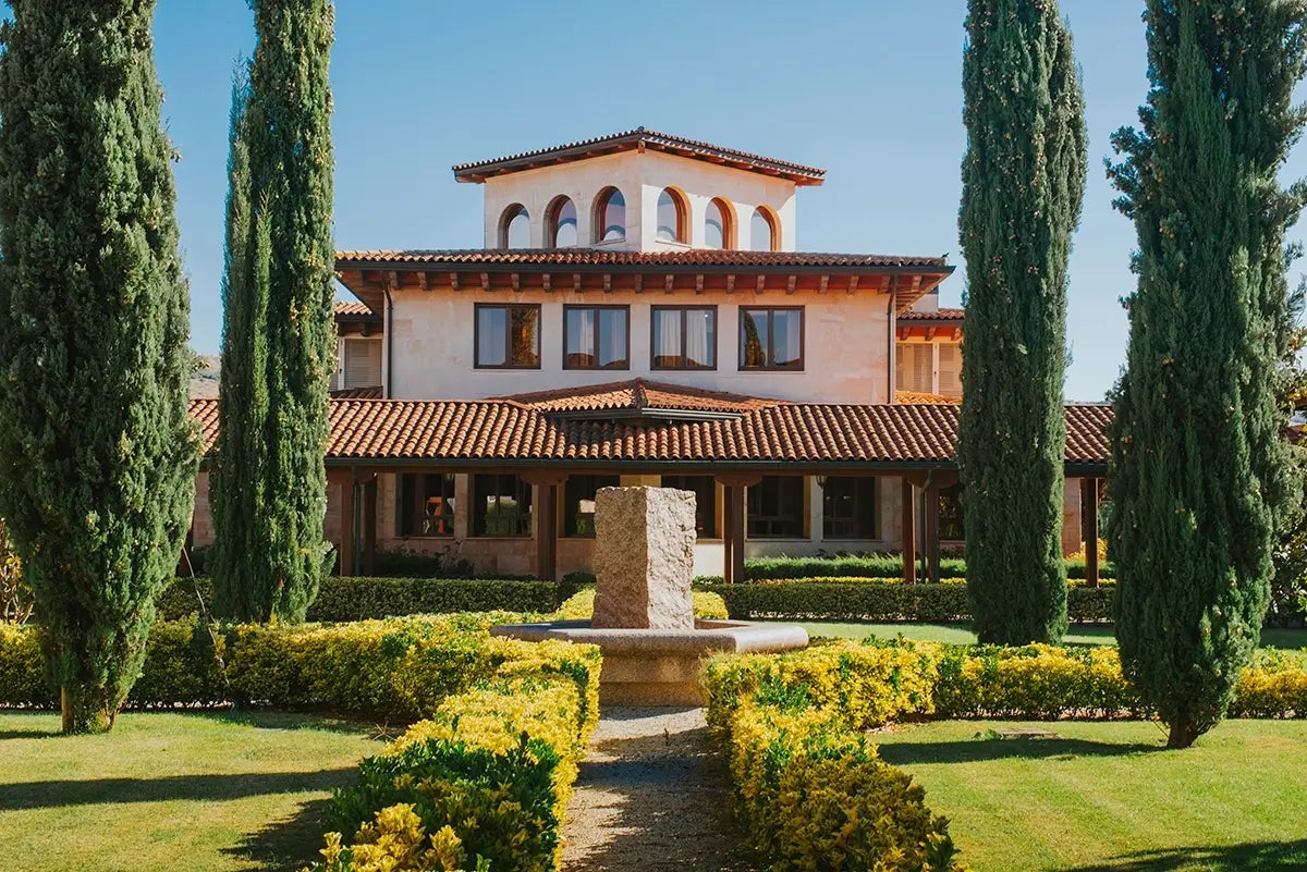Bodegas Altanza brengt met hun Edulis lijn de wijnen terug naar tafel. Verfijnde wijnen uit het hart van de Rioja stuk voor stuk gemaakt van 100% Tempranillo en rijping op Frans Eiken. Ontdek deze wijnen uit Fuenmayor bij Roble Wine Concepts